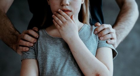 В Киеве мужчина развращал 13-летних школьниц