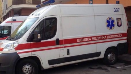 ​В Киеве пьяный мужчина избил приехавших его спасать медработниц