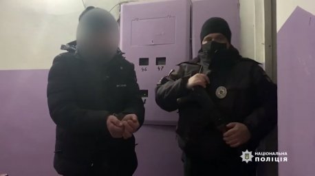 ​В Одессе мужик выгнал на мороз полураздетую женщину и ударил патрульного в лицо