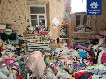 ​В Днепре на Мостовой пятеро детей живут на «мусорной свалке»