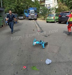 В Киеве мусоровоз сбил мать с ребенком