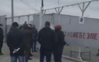 ​На нефтебазе под Киевом заявили об опасности взрыва из-за рейдеров