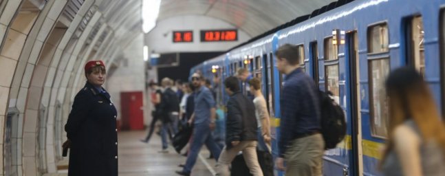 ​В киевском метро подростки избили человека до потери сознания из-за замечания