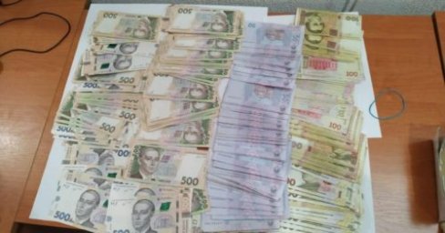 ​В Запорожье банда похищала с карточек людей более 3 миллионов гривен ежемесячно