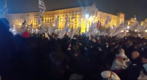 ​В Киеве полиция зачистила палатки на Майдане: произошли стычки