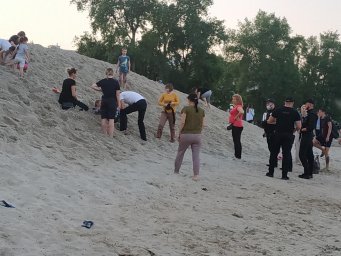 В Киеве ребёнка засыпало горой песка ⁣