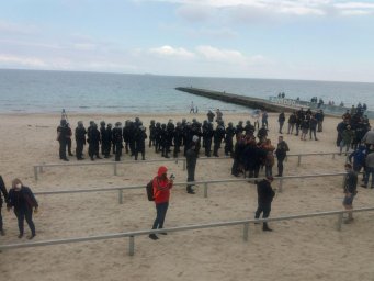 В Одессе активисты "Нацкорпуса" устроили потасовку с копами на пляже
