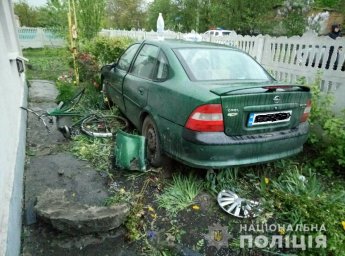В Винницкой области пьяная девушка на Opel наехала на маму с двумя детьми