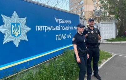 В Киеве патрульные вернули к жизни женщину