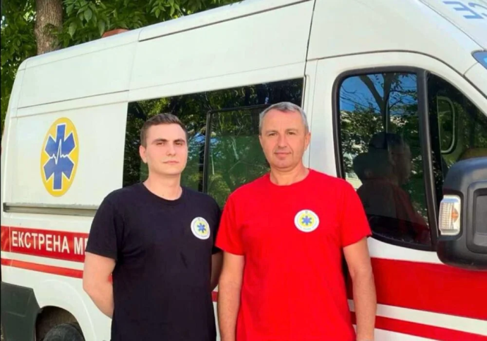 На Дніпропетровщині медики врятували чоловіка, якого намагалася зарізати власна матір