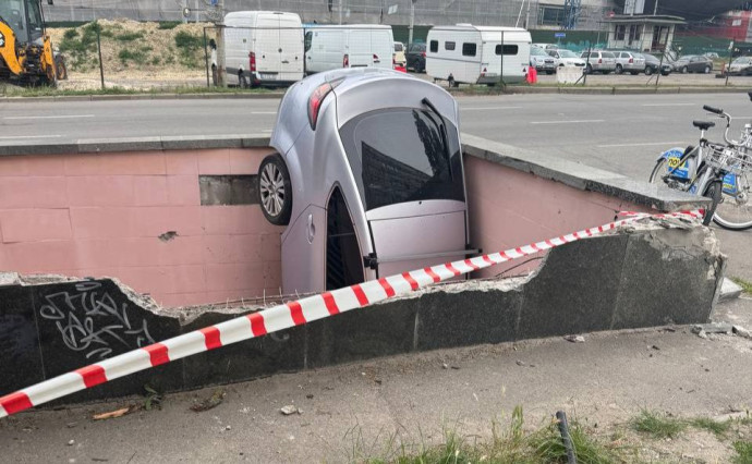У Києві п’яний водій протаранив огорожу й злетів у підземний перехід