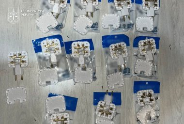 Дніпрянка маскувала наркотики у перехідниках та розсилала їх поштою по Україні Дніпрянка маскувала наркотики у перехідниках та розсилала їх поштою по Україні