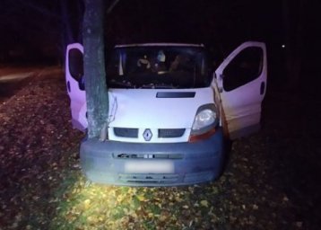 У Сумах п’яний водій Renault Trafic врізався в дерево