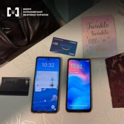 Під час обшуку детективи вилучили мобільні телефони, чорнові записи та банківські картки. Судитимуть його за ч.1 ст. 200 Кримінального кодексу України — незаконні дії з електронними грошима.