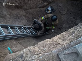 В Очакові чоловік впав у семиметрову траншею – його врятували рятувальники