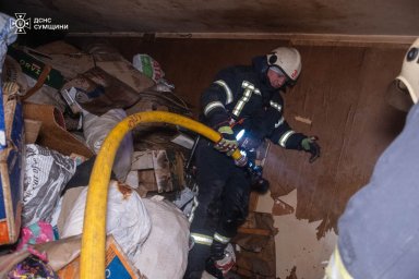 У Сумах сталася пожежа в захаращеній квартирі: вогонь гасили понад годину