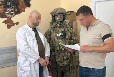 У Києві затримали лікарів, які за хабарі “оформлювали” інвалідність для виїзду за кордон
