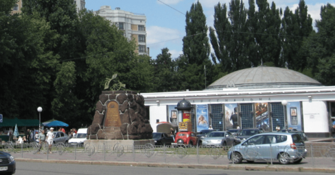Біля метро в Києві виявили труп: що відомо