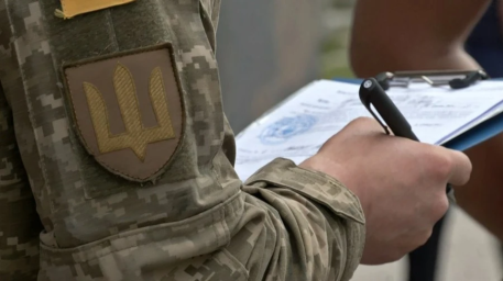 На Хмельниччині жінки заблокували автомобіль ТЦК: одна отримала травму плеча