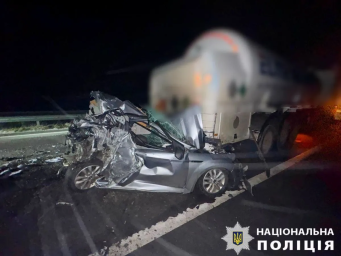 Потрійна ДТП з вантажівкою на Київщині: водія Ford госпіталізували з переломами