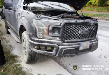 У Києві російський найманець підпалив пікап, сплутавши його з військовою автівкою