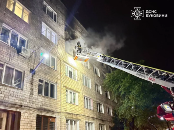 У багатоповерхівці Чернівців горить квартира, евакуювали 23 людей