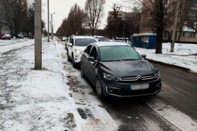У Харкові водійка на літній гумі спровокувала потрійну ДТП