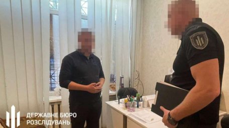У Дніпрі працівник ТЦК незаконно списував чоловіків з військового обліку: йому загрожує до 8 років в