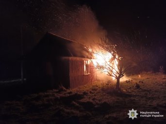 На Прикарпатті чоловік вбив знайомого й підпалив будинок, щоб приховати злочин