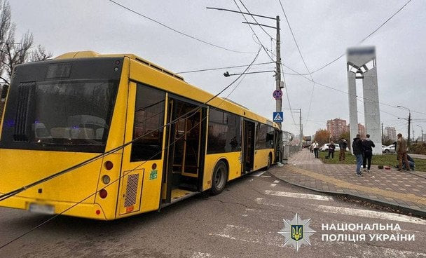 У Києві маршрутний автобус врізався в електроопору: п’ятеро пасажирів постраждали