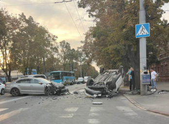 У Дніпрі після зіткнення авто перекинулося на дах: рух ускладнено