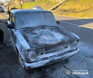 Поліцейські на Буковині врятували чоловіка з палаючого авто