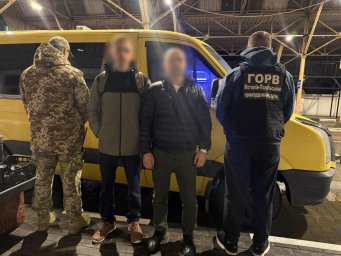 На Вінниччині чоловік намагався втекти до Молдови, сховавшись під подушками в мікроавтобусі