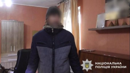 Побив 80-річну тітку каструлею: на Обухівщині чоловіку повідомили про підозру