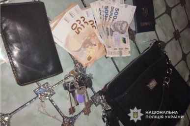 У Тернополі затримали жінку, яка пограбувала місцеву мешканку на зупинці