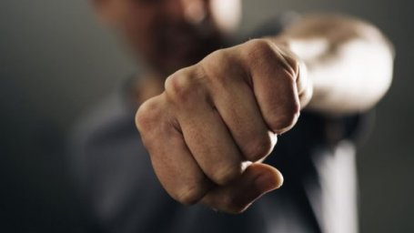 У Кропивницькому чоловік побив жінку та вкрав телефон: йому загрожує до 10 років в’язниці
