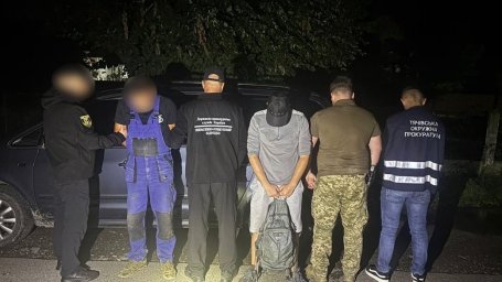 На Закарпатті затримали чоловіка за спробу переправлення ухилянта через кордон