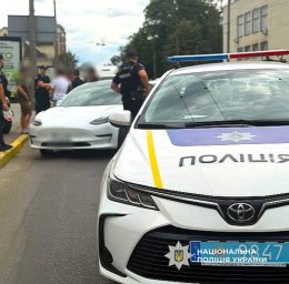Франківська поліція знайшла молодиків, які для відео "світили" макетом автомата з вікна Tesla