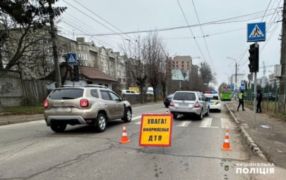 У Чернівцях на вулиці Руській водій Subaru збив жінку