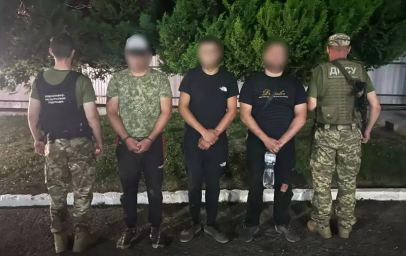 На Буковині затримали провідника та двох чоловіків, які намагалися незаконно перетнути кордон