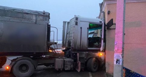 На Тернопільщині фургон зіткнувся з фурою: загинув водій