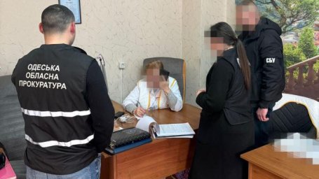 Голові земельної комісії на Одещині повідомили про підозру за хабар у 9,5 тисячі доларів