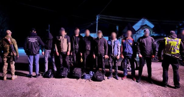 На Закарпатті затримали зловмисників, які переправляли чоловіків через кордон за 8000 доларів