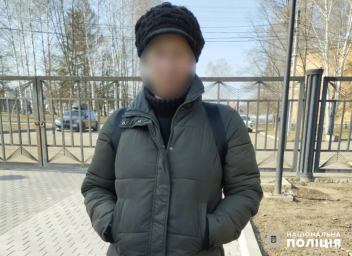 У Чернівцях жінка обікрала могилу військового – поліція встановила її особу