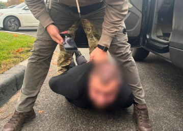 У Харкові троє чоловіків викрали людину заради викупу й тримали її у підвалі