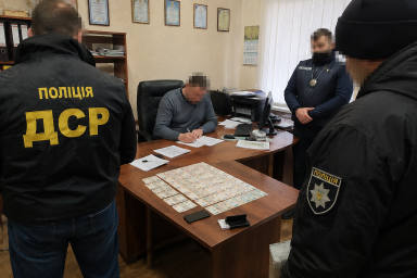 На Тернопільщині оперативника поліції затримали на хабарі На Тернопільщині оперативника поліції затримали на хабарі