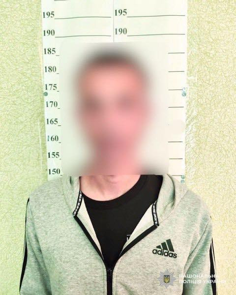 Під Дніпром на зупинці побили чоловіка
