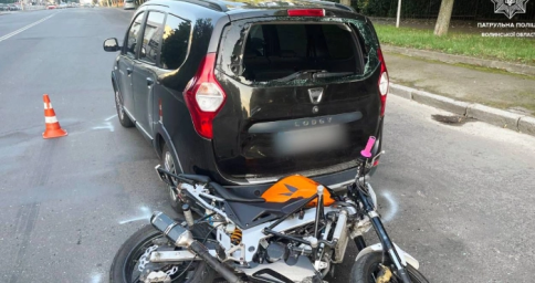 У Луцьку мотоцикліст врізався в авто на світлофорі: обійшлося без постраждалих
