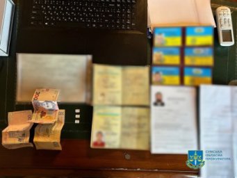 На Сумщині судитимуть шахраїв, які продавали фальшиві посвідчення волонтерів для виїзду з України