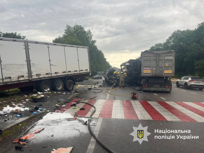 На Вінниччині у ДТП з вантажівками загинули водій і пасажир мікроавтобуса